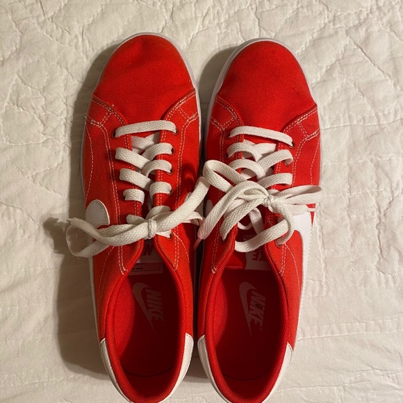 Men’s Red Nike shoe - Picture 2 of 4